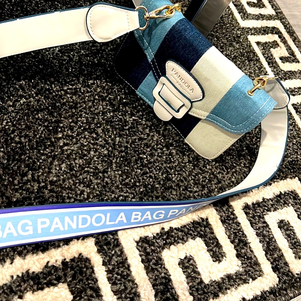 Jean over the body bag very in style !!!